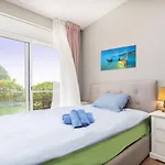 Semi By Interhome بلاتجا ذارو